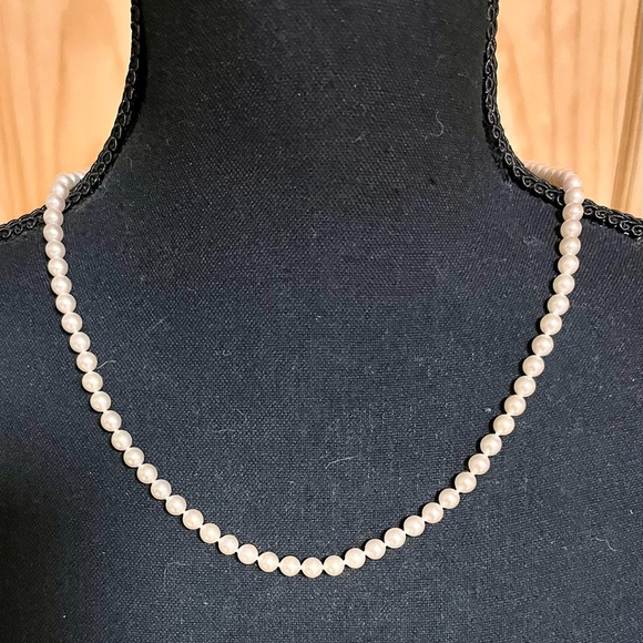 Sterling Silver Decorative Clasp White Pearl Necklace Classic Trending VTG Gift - Picture 3 of 9